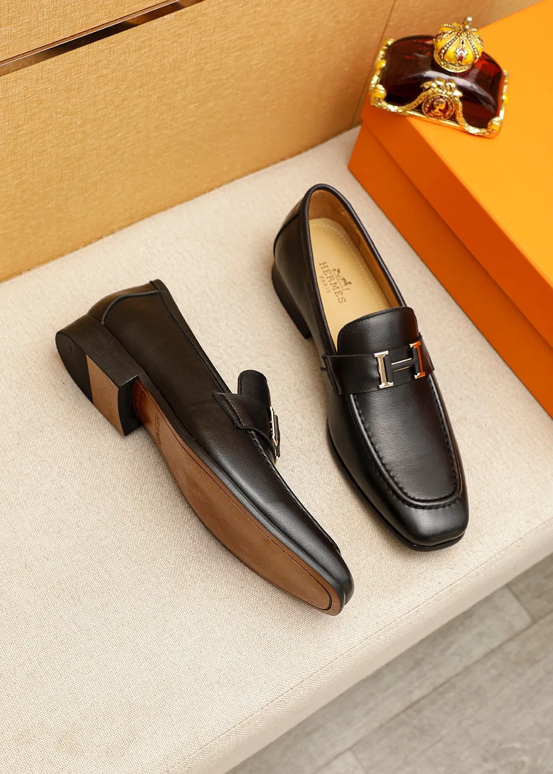 Men's shoes 💰460 💐 Product trademark: HERMES "Hermès" casual leather shoes Regular size: 38-44 (45.46🉑️customized) Product materials: Selected imported first-layer calfskin upper + luxury hardware buckle, imported water-dyed 🐂 cowhide lining. Strong three-dimensional visual effect, combined outsole Color: 2⃣️seed leather materials optional
